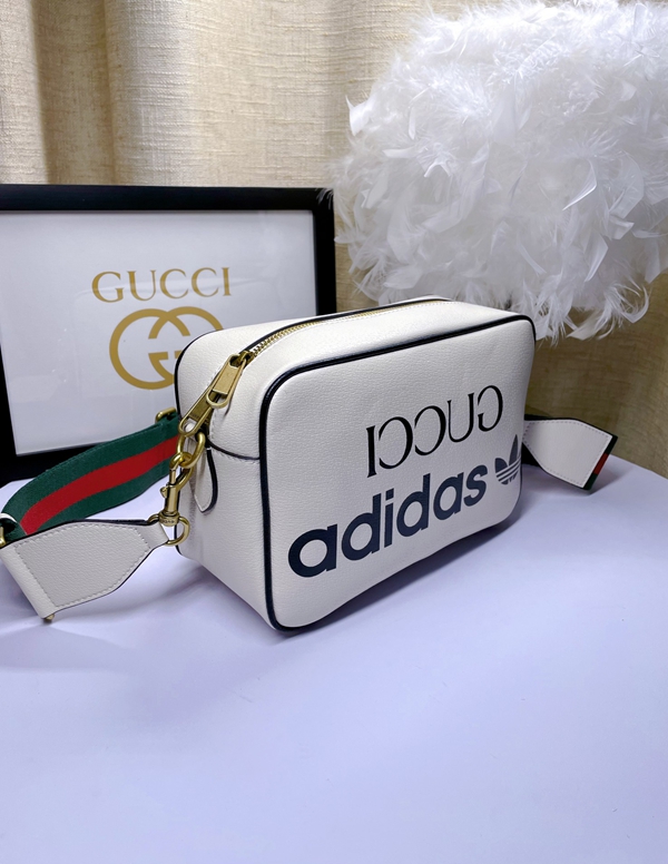 激安グッチバッグコピー背面デザイン